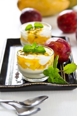 Mango ve çarkıfelek meyvesi tatlı