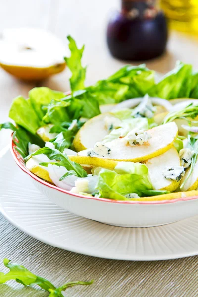 Pêra com queijo azul e salada Rocket — Fotografia de Stock