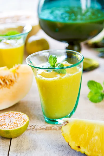 Abacaxi com smoothie de laranja e melão — Fotografia de Stock