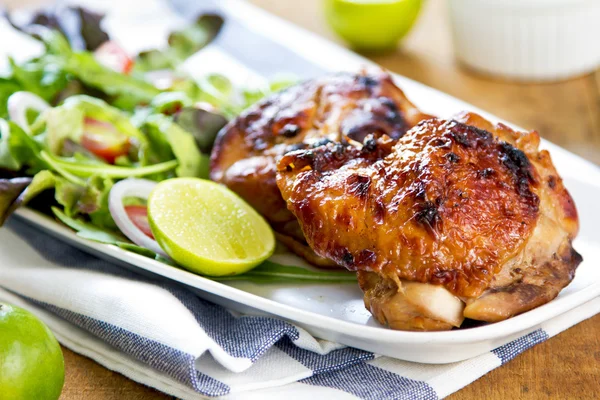 Pollo a la parrilla con ensalada —  Fotos de Stock