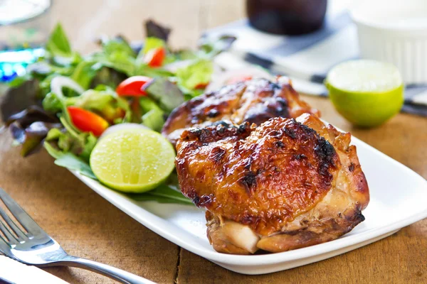 Pollo a la parrilla con ensalada —  Fotos de Stock