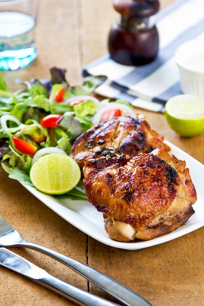 Gegrilltes Hühnchen mit Salat — Stockfoto