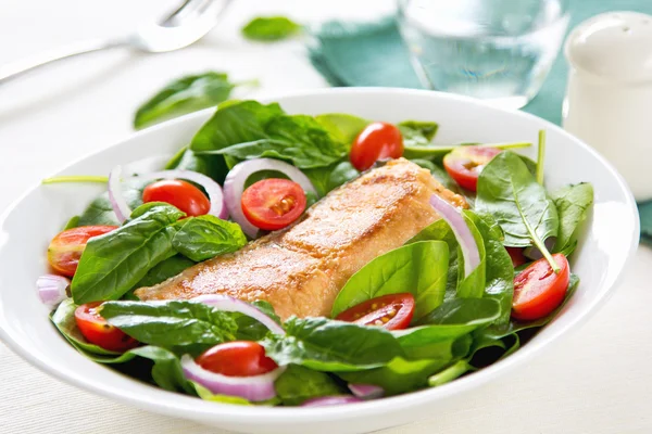 Samon ıspanak salatası ile — Stok fotoğraf