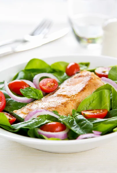 Samon con ensalada de espinacas —  Fotos de Stock