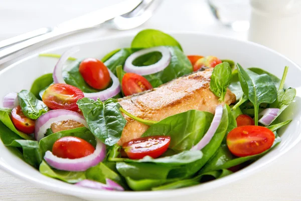 Samon con ensalada de espinacas —  Fotos de Stock