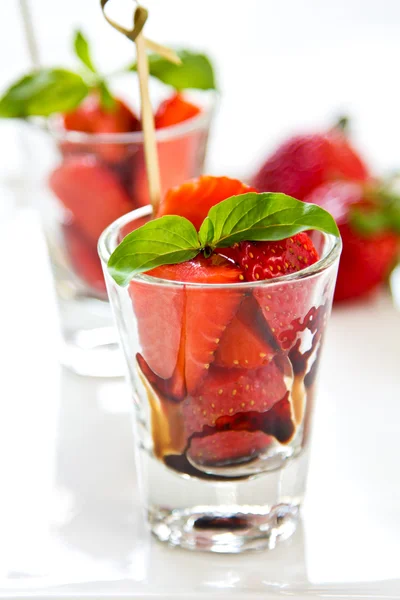 苺とバルサミコのソース — ストック写真