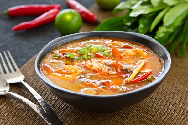 Savanyú, fűszeres leves, garnélával — Stock Fotó