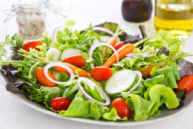 Taze sebze salatası.
