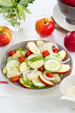 elma ve greyfurt salata yoğurt sos ile