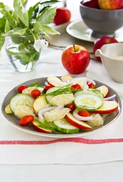 Apple en pompelmoes salade met yoghurt dressing — Stockfoto