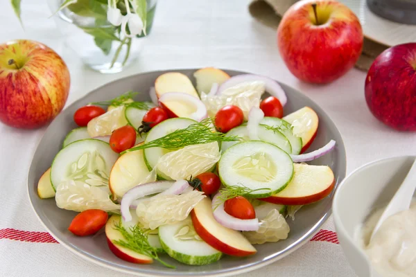 Äpplen och grapefrukt sallad med yoghurt dressing — Stockfoto
