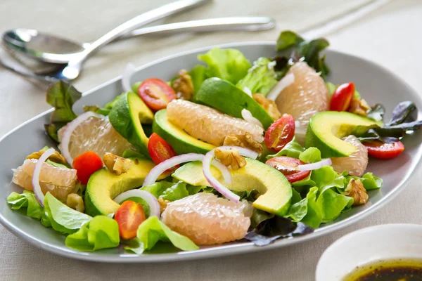 Salada de abacate, toranja e noz — Fotografia de Stock