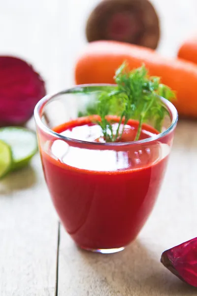 Beterraba com cenoura e suco de limão — Fotografia de Stock