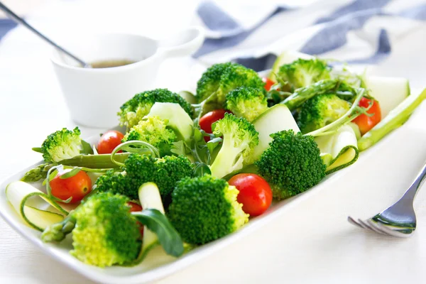 Brócoli con ensalada de espárragos y calabacines — Foto de Stock