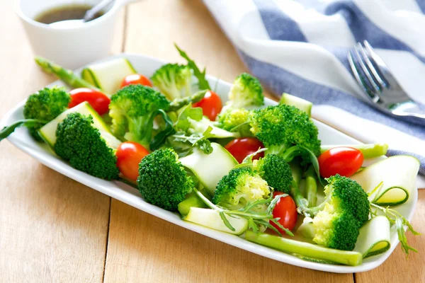 Brócoli con ensalada de espárragos y calabacines — Foto de Stock