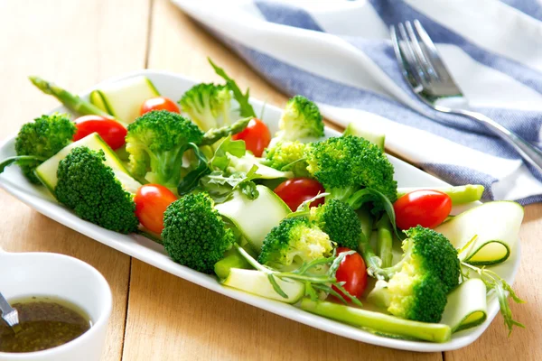 Brócoli con ensalada de espárragos y calabacines — Foto de Stock