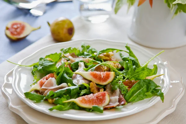 Fig com salada Prosciutto e Noz — Fotografia de Stock