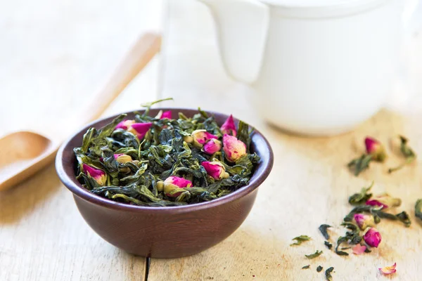 Green tea leaves with rose buds — Stock Fotó