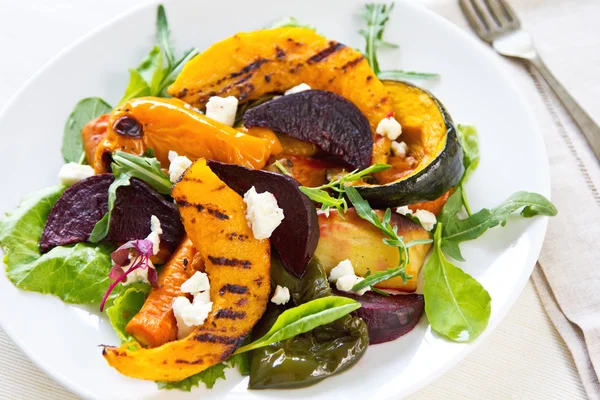 Verduras a la parrilla con ensalada de queso feta —  Fotos de Stock