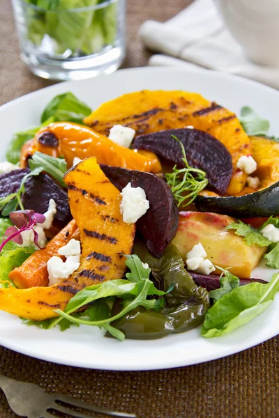 Grillade grönsaker med fetaostsallad — Stockfoto