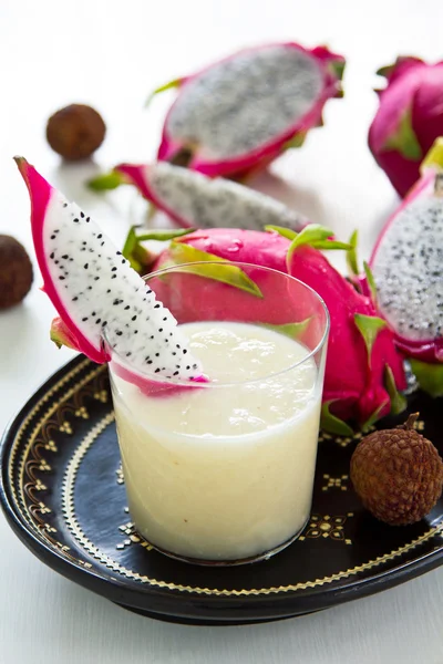 Lychee, ananas ve dragon meyve yüzlü — Stok fotoğraf