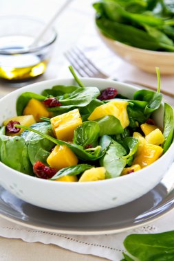 Mango ve ananas ile ıspanak salatası