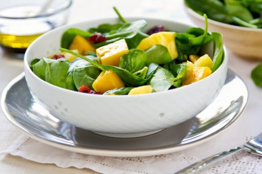 Mango ve ananas ile ıspanak salatası