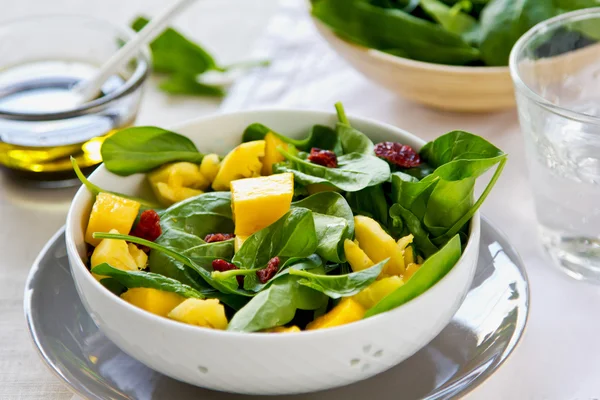 Manga e abacaxi com salada de espinafre — Fotografia de Stock