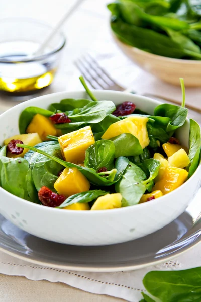 Mango e ananas con insalata di spinaci — Foto Stock