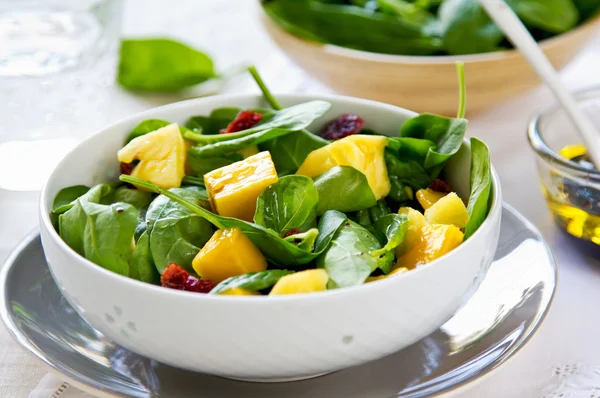 Manga e abacaxi com salada de espinafre — Fotografia de Stock