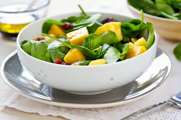 Manga e abacaxi com salada de espinafre — Fotografia de Stock