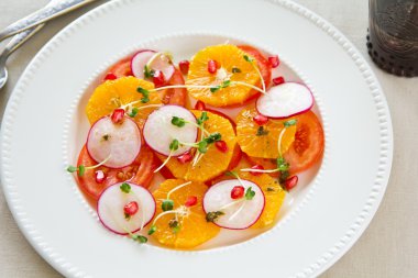 古いボードの背景に赤の甘いクッキー心。バレンタインのダ