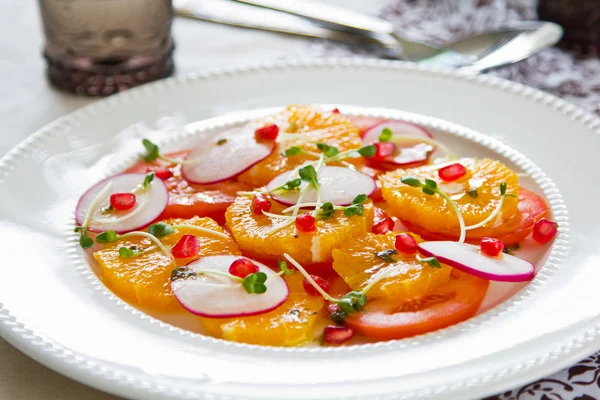 Salada de laranja, romã e tomate — Fotografia de Stock