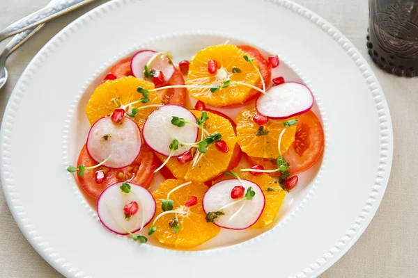 Ensalada de naranja, granada y tomate —  Fotos de Stock