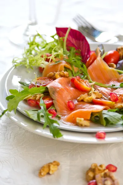 Gerookte zalm met granaatappelsalade — Stockfoto