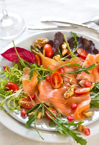 Rökt lax med granatäppelsallad — Stockfoto