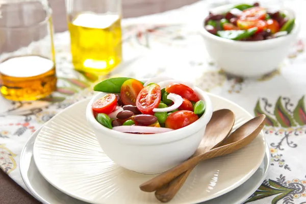 Салат из томатов, гороха и фасоли — стоковое фото