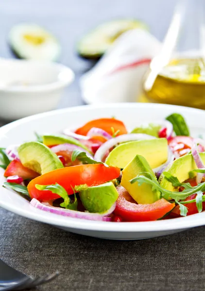 Avokado med granatäpple och ruccolasallad — Stockfoto