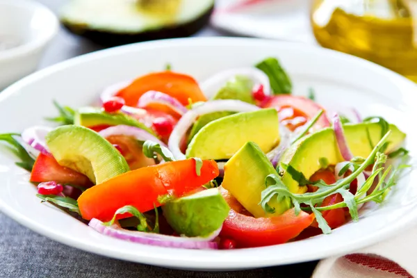 Aguacate con ensalada de granada y rúcula —  Fotos de Stock