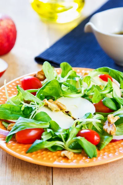 Salade de maïs avec salade de pommes et noix — Photo