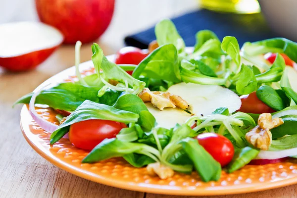 Ensalada de maíz con ensalada de manzana y nuez —  Fotos de Stock