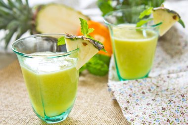 ananas ve guava smoothie