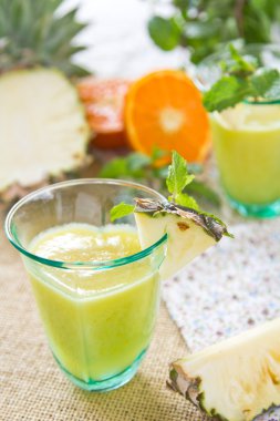 ananas ve guava smoothie