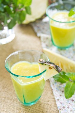 ananas ve guava smoothie