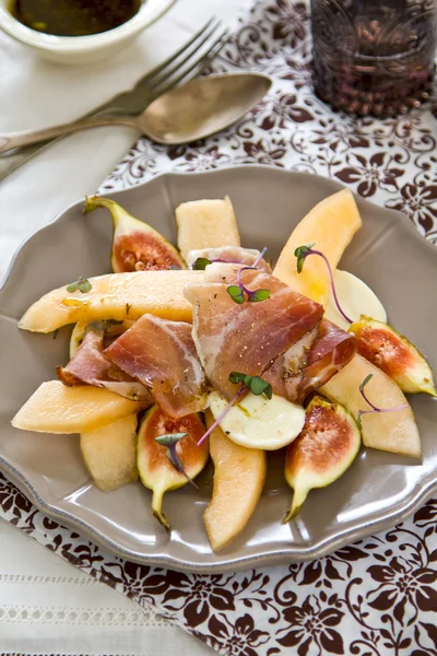 Melone, Feige, Schinken und Mozzarella-Salat — Stockfoto