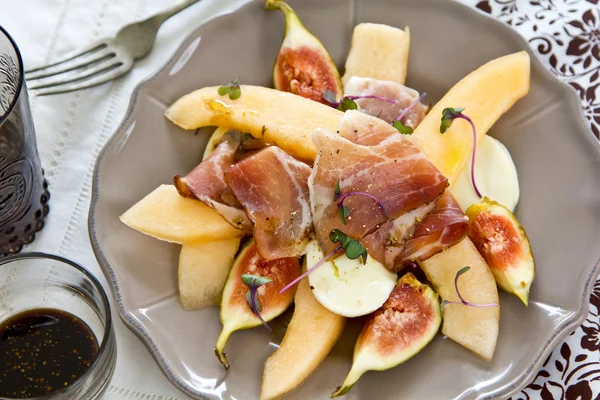 Ensalada de melón, higo, jamón y mozzarella —  Fotos de Stock