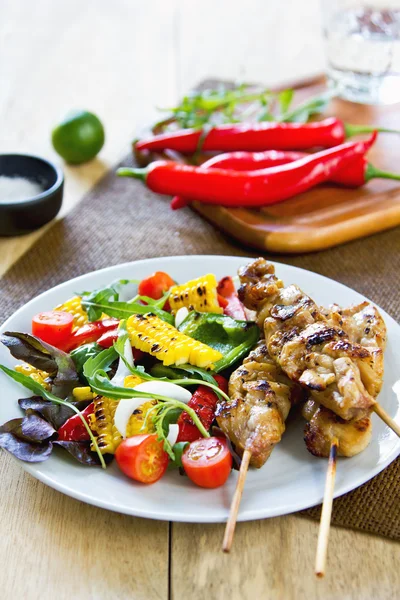 Gegrillte Hühnerspieße mit Salat — Stockfoto