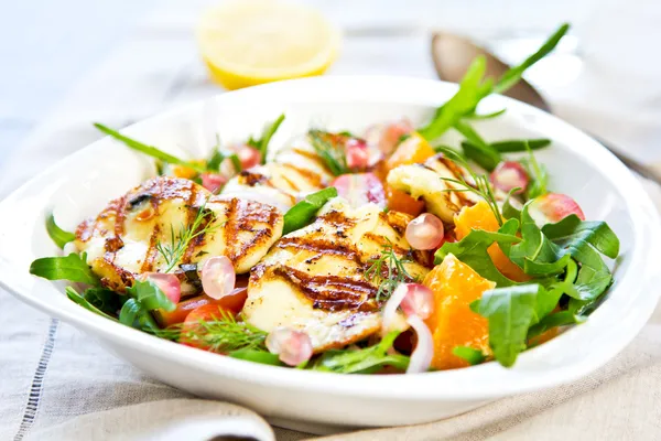 Hellim portakal ve roket salata ile