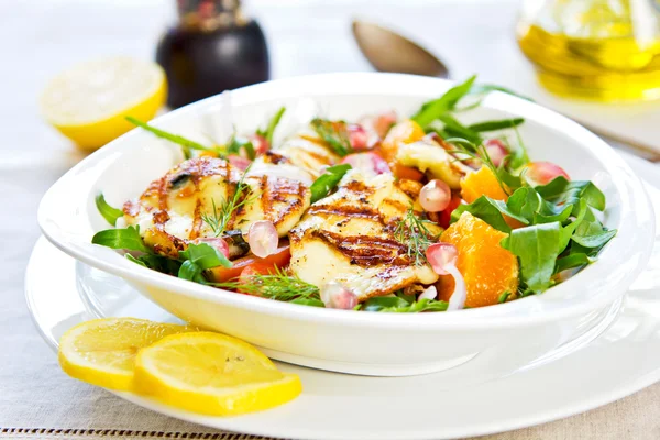 Halloumi mit Orangen-Rucola-Salat — Stockfoto