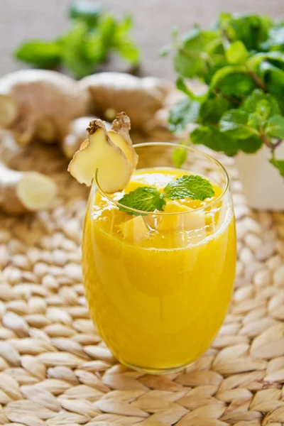 Zencefil smoothiie ile mango — Stok fotoğraf